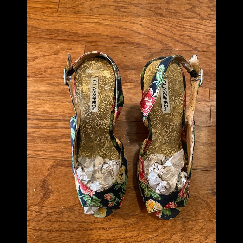 CLASSIFIED BLACK FLORAL WEDGES
